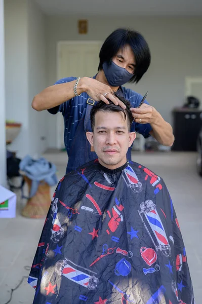 Homem Asiático Fazendo Corte Cabelo Negócios Salão Casa Barbearia Livre — Fotografia de Stock