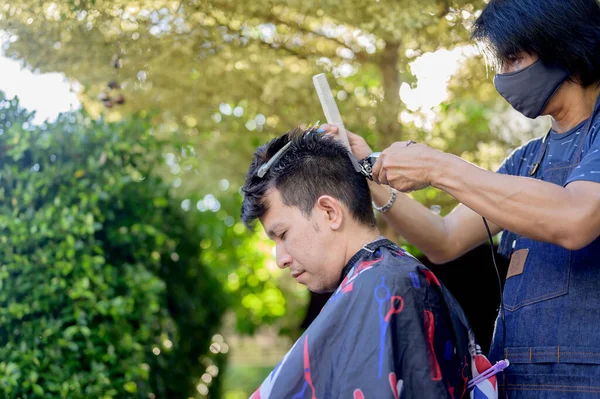 Asiático Fazendo Corte Cabelo Casa Jardim Aprendendo Cursos Barbeiro Line — Fotografia de Stock