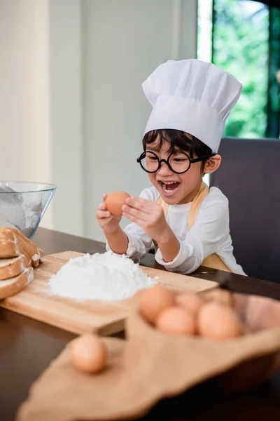 Figlio Cucinare Cibo Preparare Ingrediente Con Farina Pane Stile Vita — Foto Stock