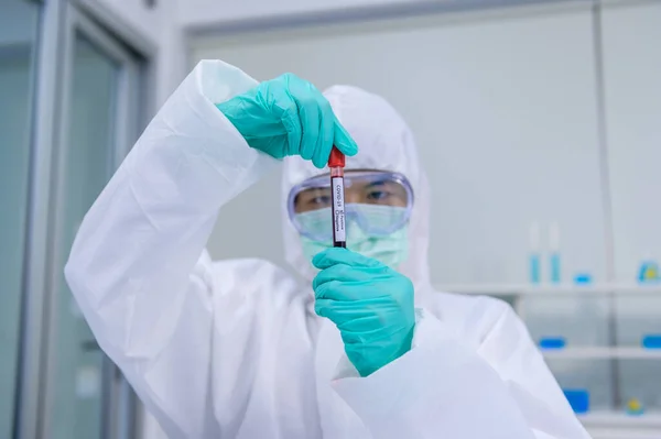 Scientist Team Researching Coronavirus Cure Laboratory Asian Doctor Working Vaccine — Stock Photo, Image