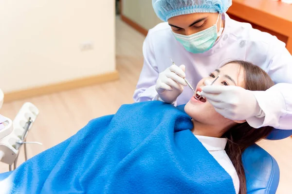 Tandheelkunde Tandenzorg Tandarts Check Tanden Voor Aziatische Patiënt Arts Werkzaam — Stockfoto