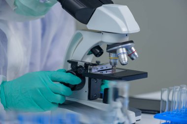 Bilim adamları laboratuvarda Coronavirus tedavisini araştırıyorlar. Asyalı Doktor virüs enfeksiyonuna karşı aşı üzerinde çalışıyor.