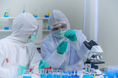 Bilim adamları laboratuvarda Coronavirus tedavisini araştırıyorlar. Asyalı Doktor virüs enfeksiyonuna karşı aşı üzerinde çalışıyor.