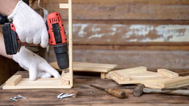 Marangoz kilitlenip kendini karantinaya aldığında evde çalışır. Yeni normal hayat konsepti. Evde kal ve mesafeli davran. Corona virüsü ya da Covid-19 krizi sırasında ahşap işçiliği.