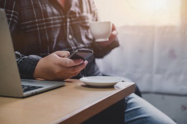 İş adamı evde ve Sosyal Mesafe 'de çalışıyor. Yeni normal iş hayatı. Coronavirüs ya da Covid-19 yüzünden kendini karantinaya almış..