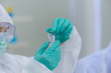 Laboratuvarda Coronavirus tedavisini araştıran bilim adamları. Asyalı Doktor virüs enfeksiyonuna karşı aşı üzerinde çalışıyor.
