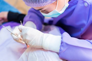 Diş ve diş sağlığı sigortası. Asyalı hasta için dişçi muayenesi. Doktor yaşam tarzı ve diş sağlığı kliniğinde çalışma.