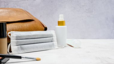 Ev dışında maske ve el jölesiyle yeni normal yaşam tarzı. Corona virüsünden ya da Covid-19 salgınından sonraki yaşam.