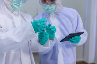 Bilim adamları laboratuvarda Coronavirus tedavisini araştırıyorlar. Asyalı Doktor virüs enfeksiyonuna karşı aşı üzerinde çalışıyor.
