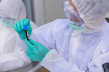 Laboratuvarda Coronavirus tedavisini araştıran bilim adamları. Asyalı Doktor virüs enfeksiyonuna karşı aşı üzerinde çalışıyor.