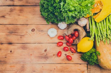 Salata yapmak için taze organik sebzeler. Diyet ve sağlıklı yiyecekler. Sonbahar mevsiminde sonbahar hasadı..