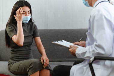 Akıl sağlığı. Psikolog hastaya tavsiye ediyor. Coronavirus sırasında ekonomik sorunların işsizliği veya Tayland, Asya 'da Covid-19 iş kaybı.