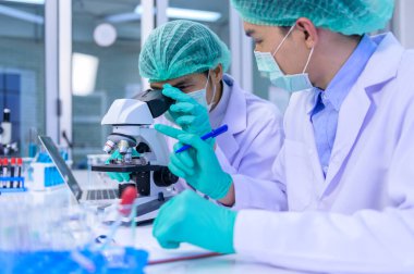 Laboratuvarda Coronavirus tedavisini araştıran bilim adamları. Asyalı Doktor virüs enfeksiyonuna karşı aşı üzerinde çalışıyor.