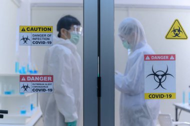 Bilim adamları laboratuvarda Coronavirus tedavisini araştırıyorlar. Asyalı Doktor virüs enfeksiyonuna karşı aşı üzerinde çalışıyor.