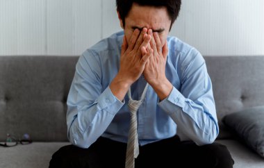 Akıl sağlığı. Ekonomik sorun olarak Taylandlı işadamı ve Tayland, Asya 'da Coronavirus veya Covid-19 iş kaybı. İşsizlik ve istifanın stresi.