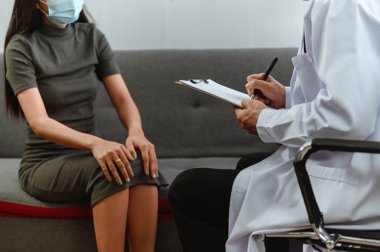Akıl sağlığı. Psikolog hastaya tavsiye ediyor. Coronavirus sırasında ekonomik sorunların işsizliği veya Tayland, Asya 'da Covid-19 iş kaybı.