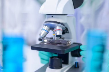 Bilim adamları laboratuvarda Coronavirus tedavisini araştırıyorlar. Asyalı Doktor virüs enfeksiyonuna karşı aşı üzerinde çalışıyor.