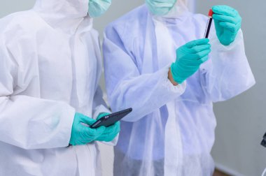 Laboratuvarda Coronavirus tedavisini araştıran bilim adamları. Asyalı Doktor virüs enfeksiyonuna karşı aşı üzerinde çalışıyor.