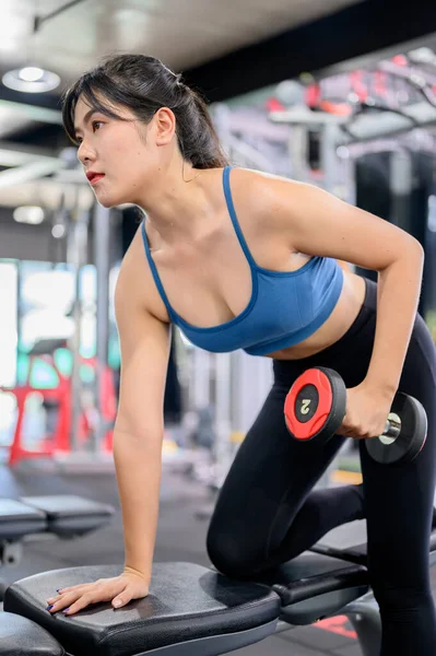 亚洲女人在健身馆的锻炼和生活方式 健美的女人带着教练和哑铃的重量进行锻炼 健康与健康促进健美 — 图库照片