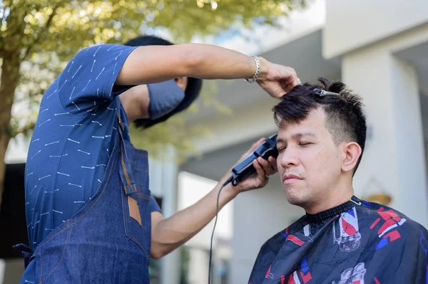 Homem Negócios Asiático Cortando Cabelo Casa Barbearia Livre Jardim Distanciamento — Fotografia de Stock