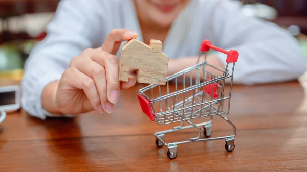 Aziatische Vrouw Online Winkelen Sociale Afstand Nieuwe Normale Dagelijkse Levensstijl — Stockfoto