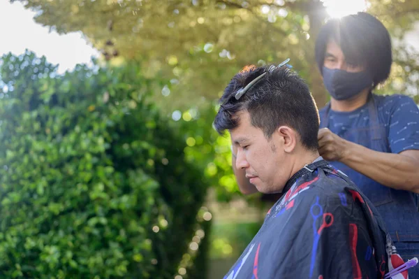 Homem Negócios Asiático Fazendo Corte Cabelo Casa Jardim Distanciamento Social — Fotografia de Stock