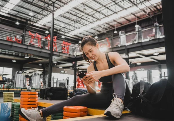 运动后用手机的胖女人 亚洲女人在健身馆的锻炼和生活方式 健康与健康促进健美 — 图库照片