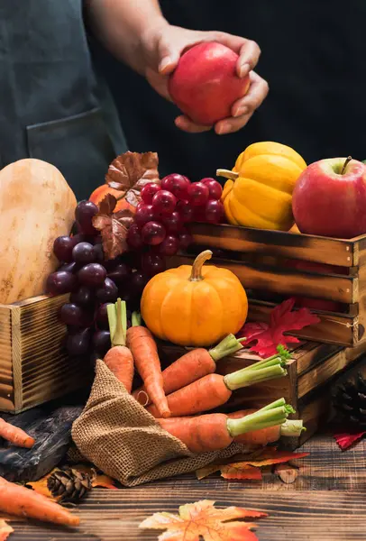 Boer Met Eco Groenten Fruit Het Najaar Landbouw Oogsten Cornucopia — Stockfoto