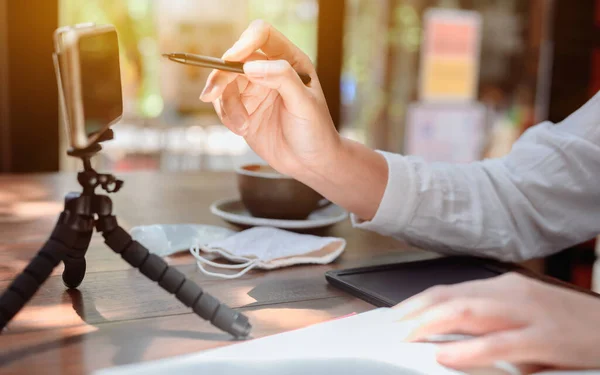 Yeni normal yaşam tarzı. Çevrimiçi öğrenme ya da E-öğrenme. Her zaman harmanlanmış öğrenme eğitimi. Evdeki sosyal bağlar. Corona virüsünden sonra yaşam tarzı veya Covid-19.