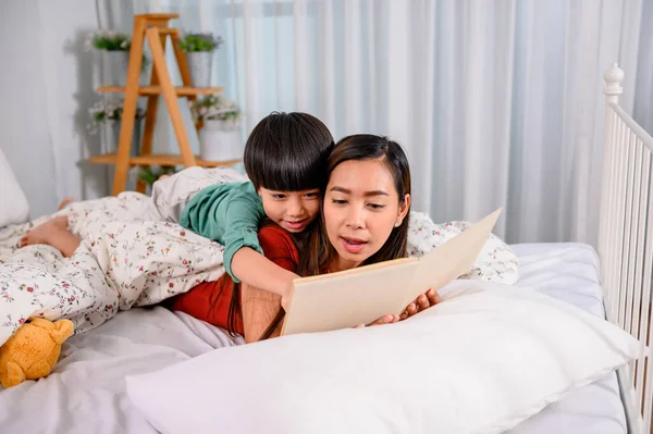Asian Mother Work Home Together Son Mom Kid Reading Fairy — Stock Photo, Image