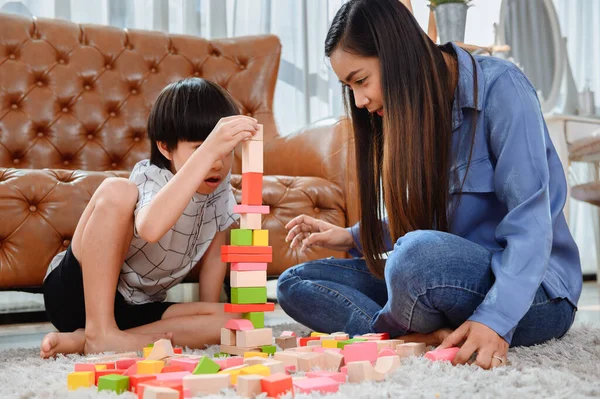 Ibu Asia Bekerja Sama Dengan Anak Laki Laki Ibu Dan — Stok Foto