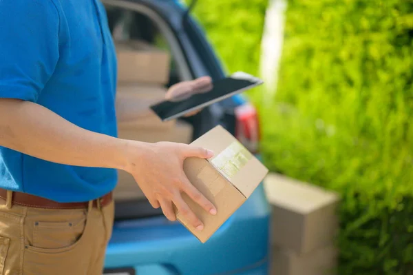 Evde teslimat, kilitleme ve kendini karantinaya alma. Yeni normal ve COVID 'den sonra Asya, Tayland' da hayat. Sosyal mesafeyi koru ve evde kal..