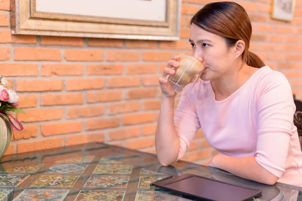 Donna Asiatica Che Beve Caffè Sola Distanziamento Sociale Nuovo Stile — Foto Stock