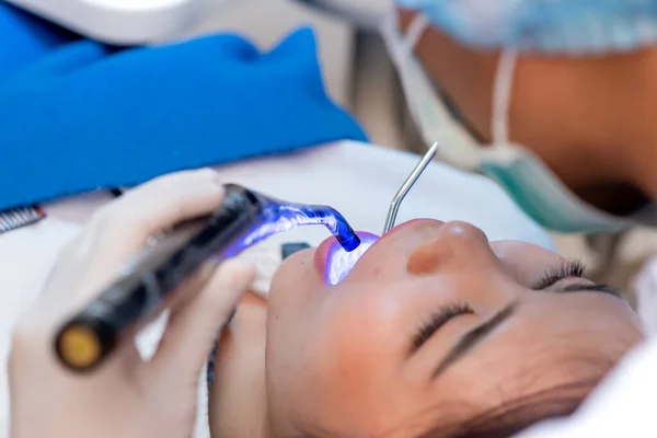 Odontologia Saúde Dentária Dentista Check Dentes Para Jovem Paciente Asiático — Fotografia de Stock