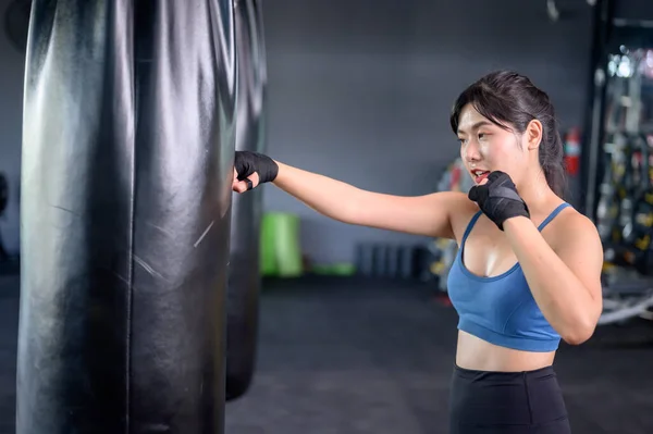 Spor Salonunda Asyalı Kadın Egzersizi Yaşam Tarzı Sportif Kadın Antrenörü — Stok fotoğraf