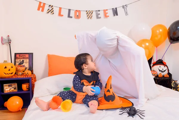 Ibu Dengan Anak Perempuan Berkostum Untuk Merayakan Halloween Rumah Anak — Stok Foto