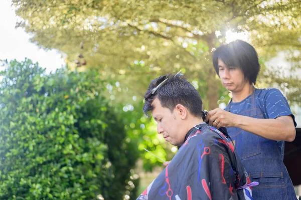 Homem Negócios Asiático Cortando Cabelo Casa Barbearia Livre Jardim Distanciamento — Fotografia de Stock