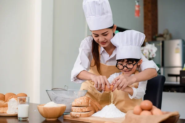 Mamma Lär Sonen Laga Mat Mor Och Barn Dagliga Livsstil — Stockfoto