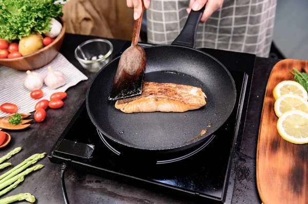 Filete Salmón Fresco Con Ensalada Aprendizaje Línea Para Cocinar Dieta — Foto de Stock