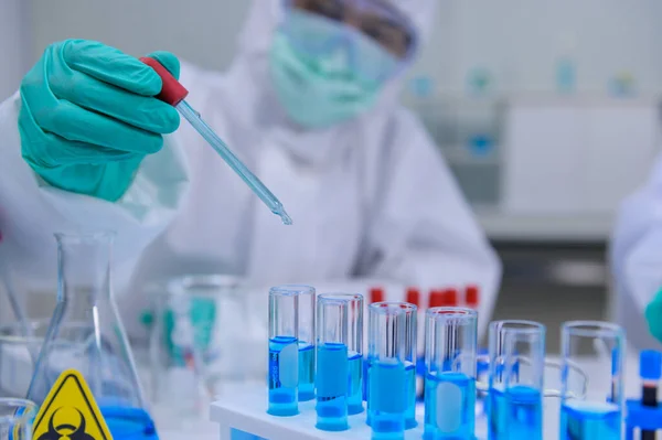 Équipe Scientifique Fait Des Recherches Sur Guérison Coronavirus Laboratoire Médecin — Photo