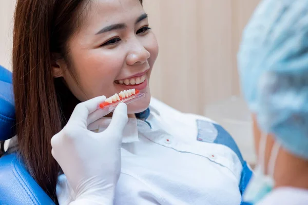 Odontologia Saúde Dentária Dentista Check Dentes Para Jovem Paciente Asiático — Fotografia de Stock