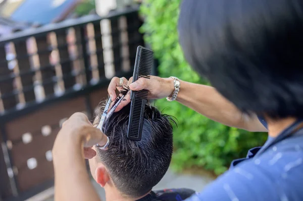 Homem Negócios Asiático Fazendo Corte Cabelo Casa Jardim Distanciamento Social — Fotografia de Stock