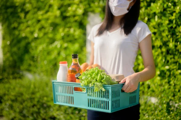 Yemek teslimatı kilitlendiğinde ve evde kendini karantinaya aldığında. Yeni normal ve COVID 'den sonra Asya, Tayland' da hayat. Sosyal mesafeyi koru ve evde kal..