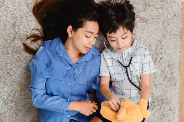 Ibu Dan Anak Bermain Sebagai Dokter Bersama Ruang Tamu Gaya — Stok Foto