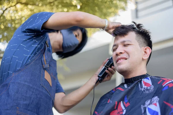 Pengusaha Asia Membuat Potongan Rambut Kebun Rumah Jarak Sosial Dan — Stok Foto