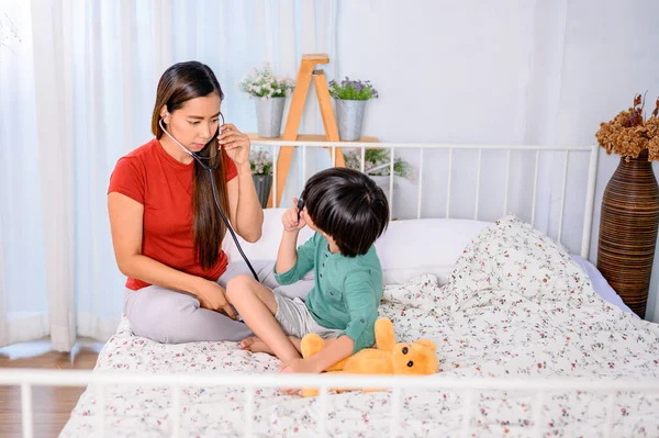 Mom Kid Playing Doctor Together Bed Woman Lifestyle Family Activity — Stock Photo, Image