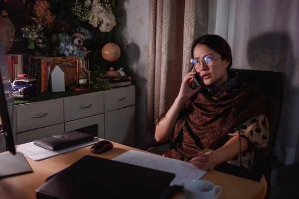 Mujer Negocios Asiática Trabaja Horas Extras Casa Por Noche Vida —  Fotos de Stock