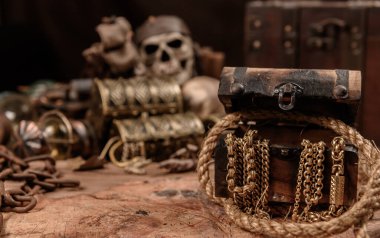 İnsan kafataslı bir korsan. Hazine sandığı ve altın. Keşif ekipmanları ve kayıp servet kaşifi..