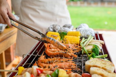 Rill ve Barbekü partisi evde. Domuz eti, sığır eti, tavuk, deniz ürünleri ve sebze pişiriyorum. Aile hayatı ve açık hava aktiviteleri..