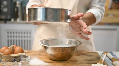 Lezzetli ev yapımı kek pişirme süreci. Evdeki tatlı için malzemeleri hazırlayan ve karıştıran kadın..